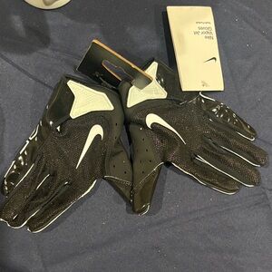 Nike Black and White size youth men Athletic Gloves